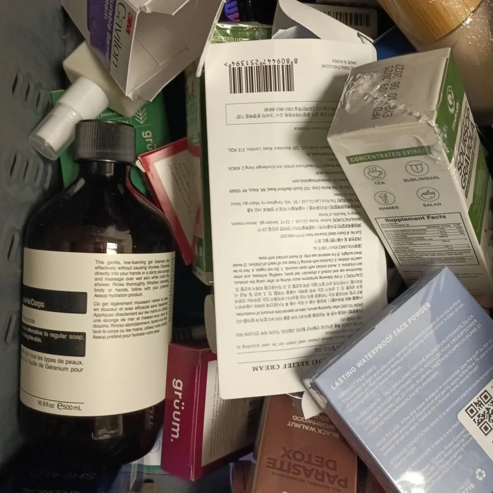 APPROXIMATELY 15 ASSORTED HEALTH & BEAUTY PRODUCTS TO INCLUDE NIVEA SOFT CREAM, SOAP & GLORY BATH MILK, AESOP BODY CLEANSER ETC 