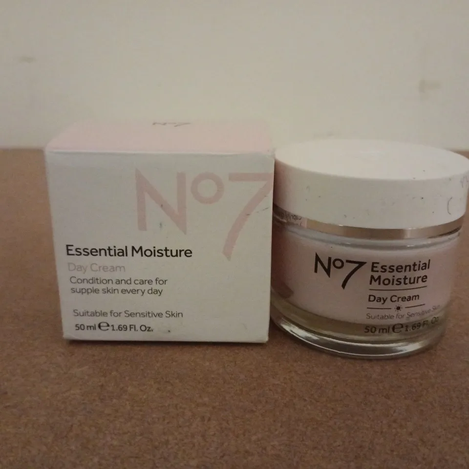BOXED NO7 ESSENTIAL MOISTURE DAY CREAM (50ML)