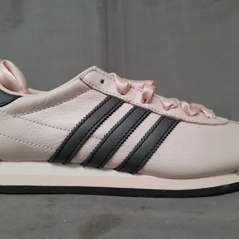 BOXED PAIR OF ADIDAS COUNTRY OG W SHOES IN PINK/BLACK UK SIZE 3.5