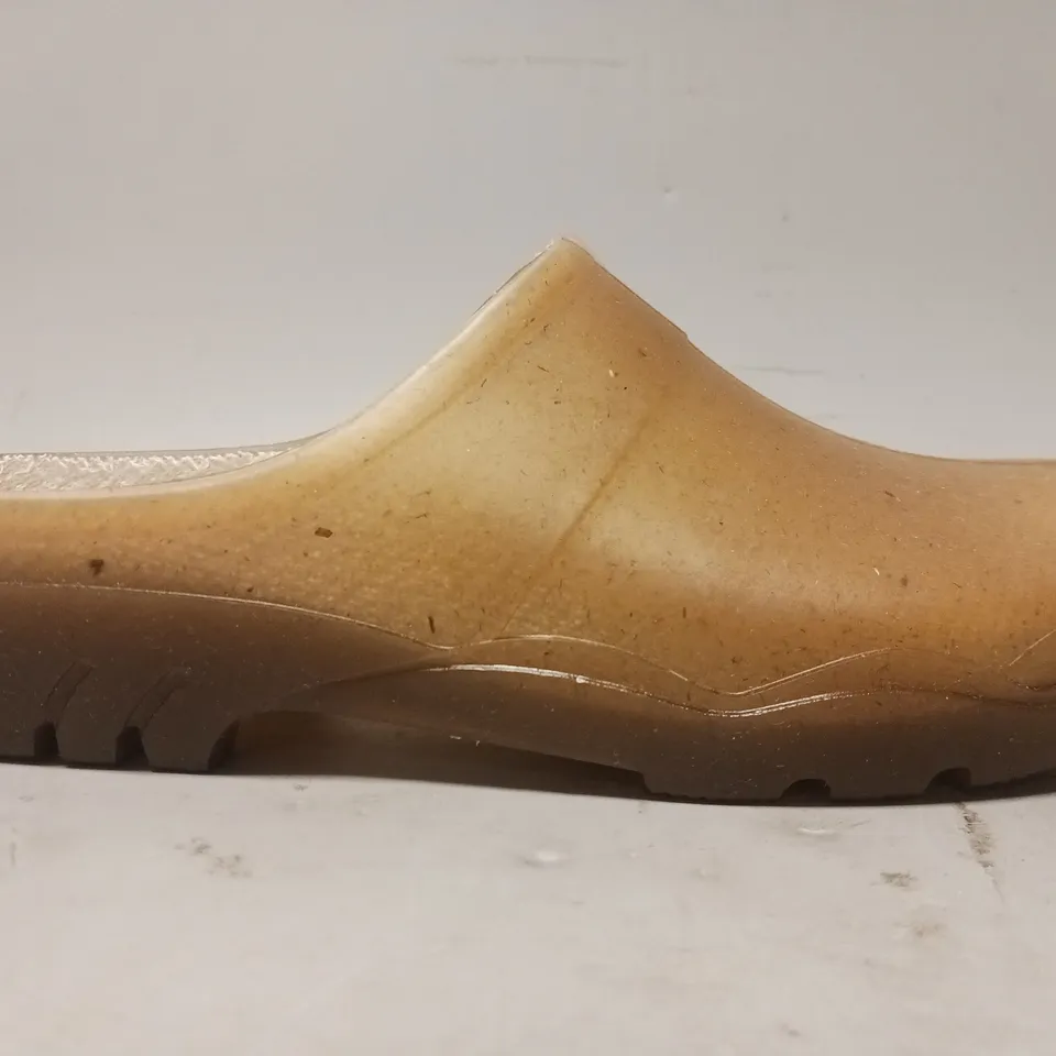 BOXED PAIR OF DESIGNER SLIP-ON SHOES IN CARAMEL EU SIZE 37