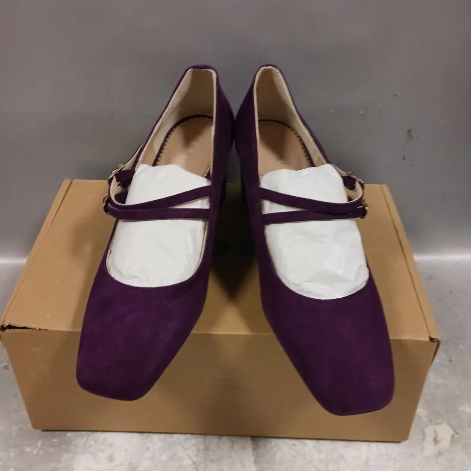 BOXED PAIR OF BODEN BLOCK HEEL PUMPS IN PURPLE - 6