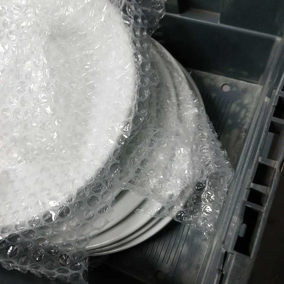 APPROXIMATELY 3 ASSORTED FRAGILE HOUSEHOLD ITEMS TO INCLUDE PLATE SET, MUGS, ETC - COLLECTION ONLY