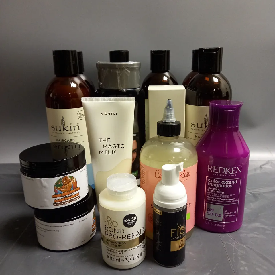 APPROXIMATELY 15 ASSORTED COSMETICS AND BEAUTY ITEMS TO INCLUDE REDKEN COLOR EXTEND MAGNETICS SHAMPOO (300ML), SUKIN HYDRATING CONDITIONER (500ML), WAVY EVERYDAY CURL CREAM (125ML), ETC