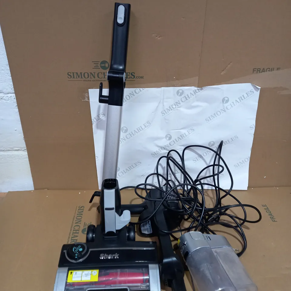 SHARK STRATOS ANTI HAIR WRAP PET PRO VACUUM CLEANER