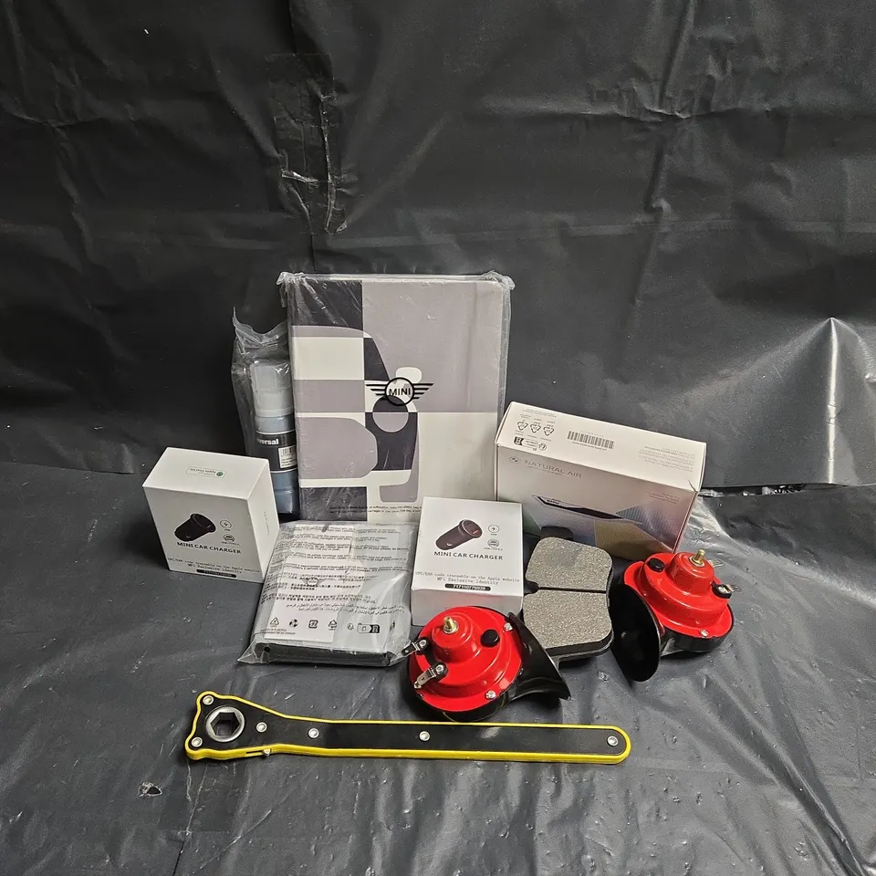 APPROXIMATELY 12 ASSORTED VEHICLE PARTS & ACCESSORIES TO INCLUDE HORN, MINI NOTEBOOK, MINI CAR CHARGER, ETC