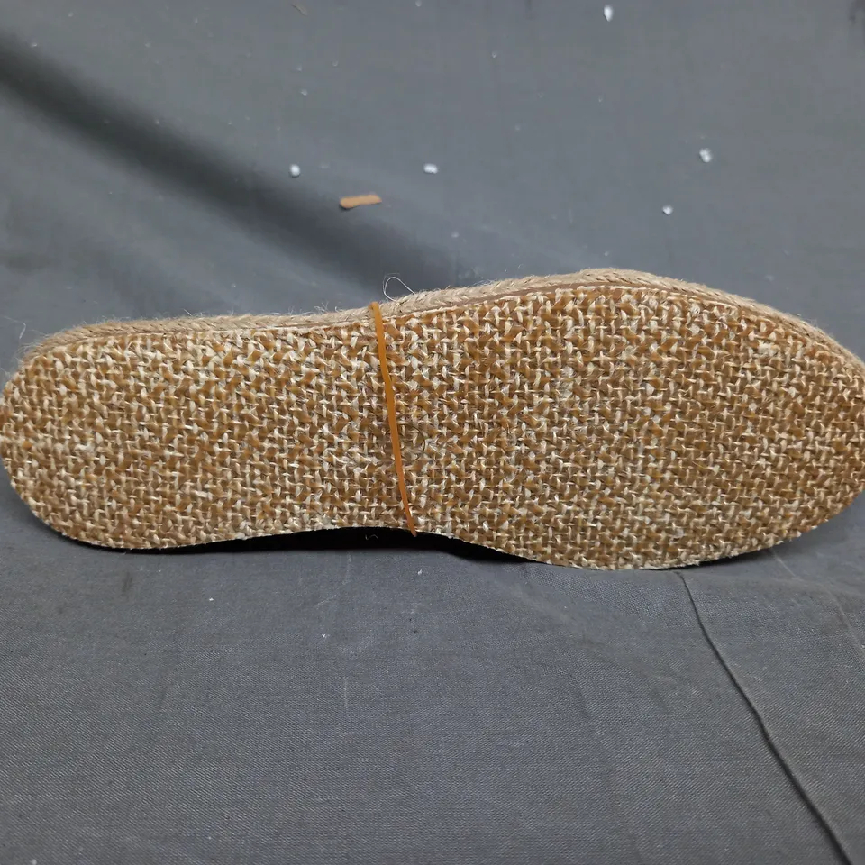 BOX OF APPROXIMATELY 12 DESIGNER FLAT SLIP ON SHOES IN VARIOUS SIZES