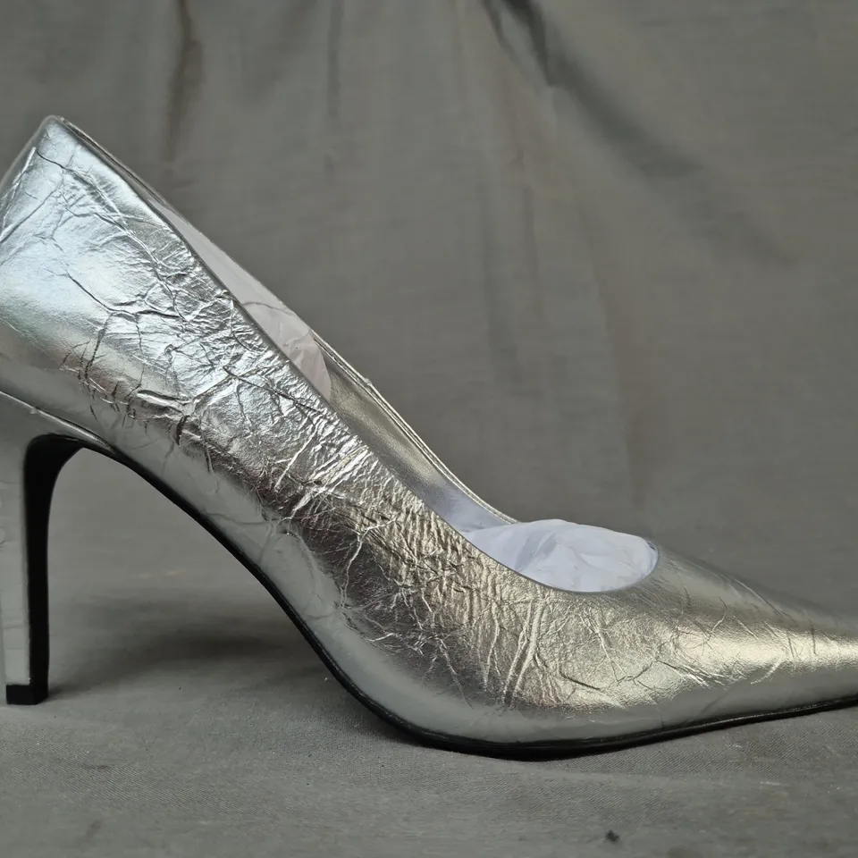 BOXED PAIR OF SOSANDAR POINTED TOE CURVED HEEL COURT SHOES IN METALLIC SILVER SIZE 8