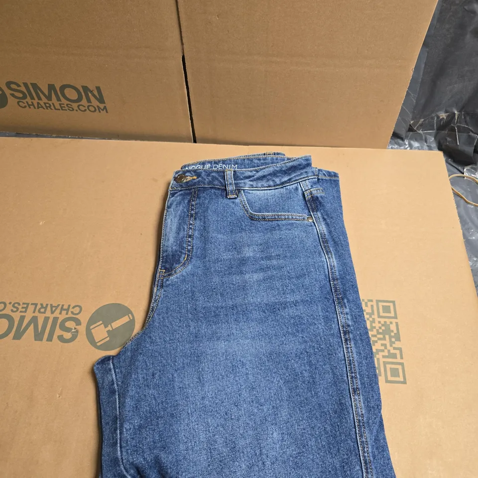 BOX OF APPROXIMATELY 20 ASSORTED CLOTHING ITEMS TO INCLUDE: DANNI MINOUGE JEANS