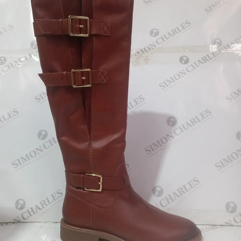 BOXED PAIR OF CLARKS COLOGNE UP KNEE HIGH BOOTS IN TAN UK SIZE 6.5