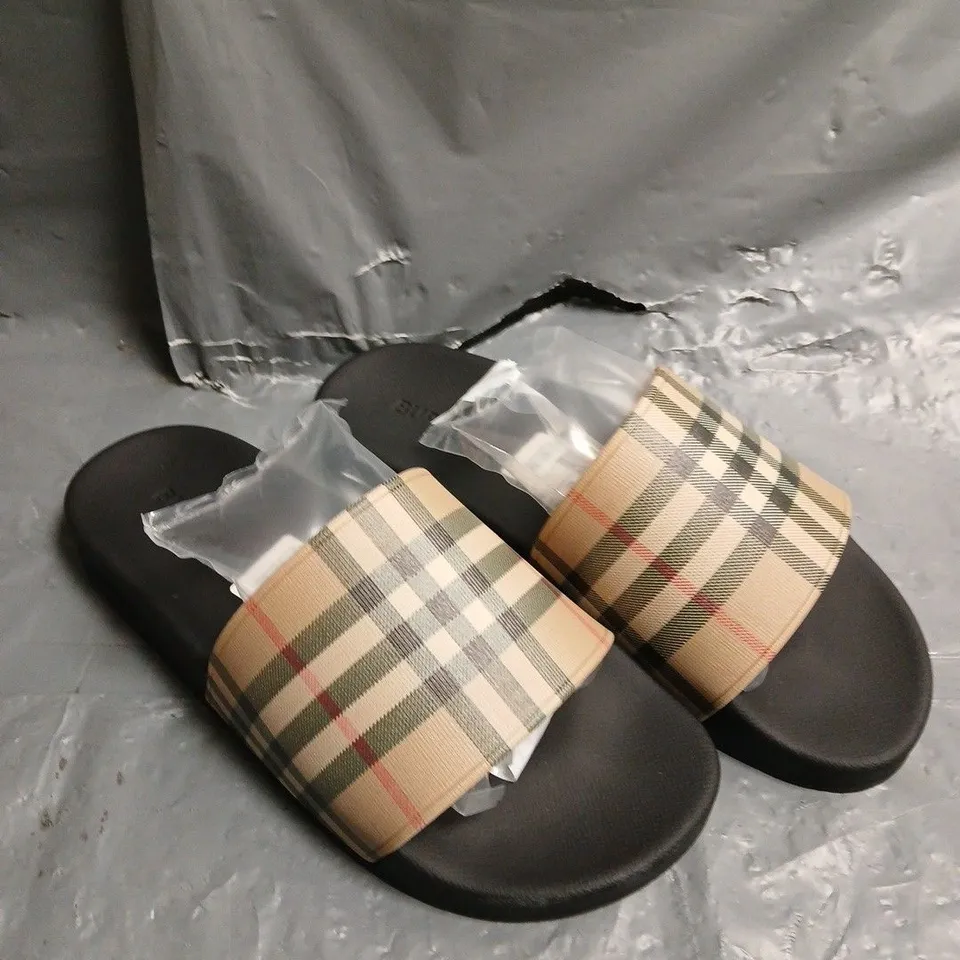 PAIR OF BURBERRY OPEN TOE SANDALS - 6.5