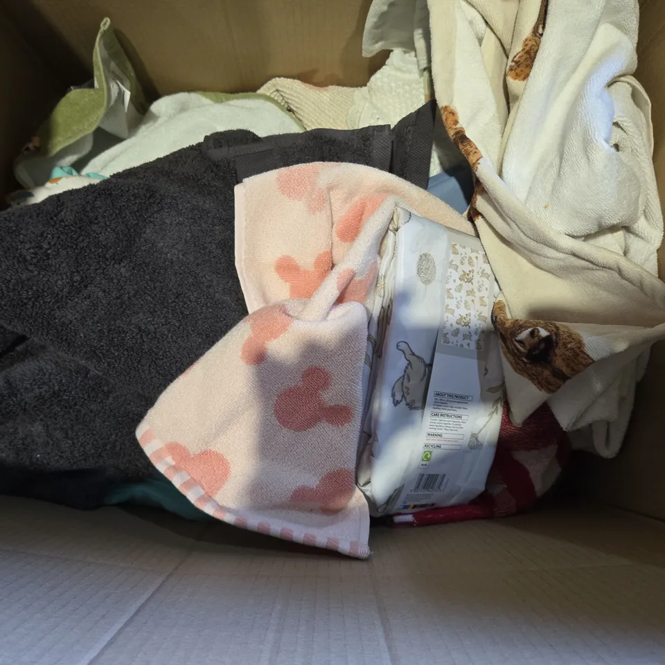BOX OF APPROXIMATELY 10 ASSORTED BEDDING AND SOFT FURNISHING  ITEMS TO INCLUDE - PILLOW , DUVET SET SINGLE , DUVET SET DOUBLE ETC