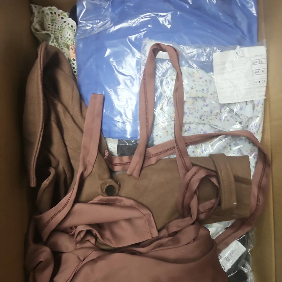 APPROXIMATELY 30 ASSORTED CLOTHING ITEMS IN VARIOUS SIZES, STYLES & COLOURS TO INCLUDE BRANDS SUCH AS CURLADY, PRETTY SECRETS, GILDAN, ETC - COLLECTION ONLY