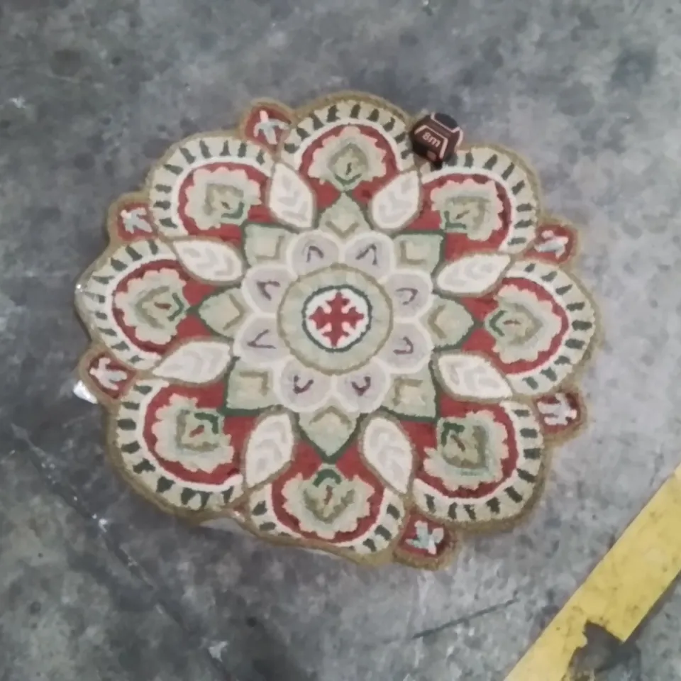 QUALITY DESIGNER AREA RUG - APPROXIMATELY 91X91