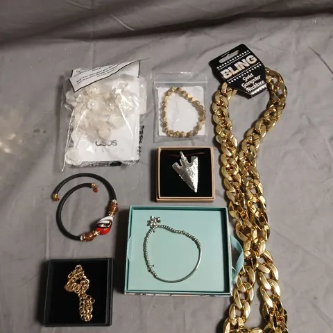 APPROXIMATELY 20 ASSORTED JEWELLERY PRODUCTS TO INCLUDE EARRINGS, NECKLACES, BRACELETS ETC