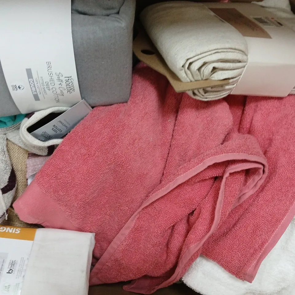 BOX OF APPROXIMATELY 10 ASSORTED BEDDING ITEMS IN VARIOUS STYLES, SIZES, AND COLOURS TO INCLUDE DUVET SETS AND PILLOWCASES, ETC - COLLECTION ONLY