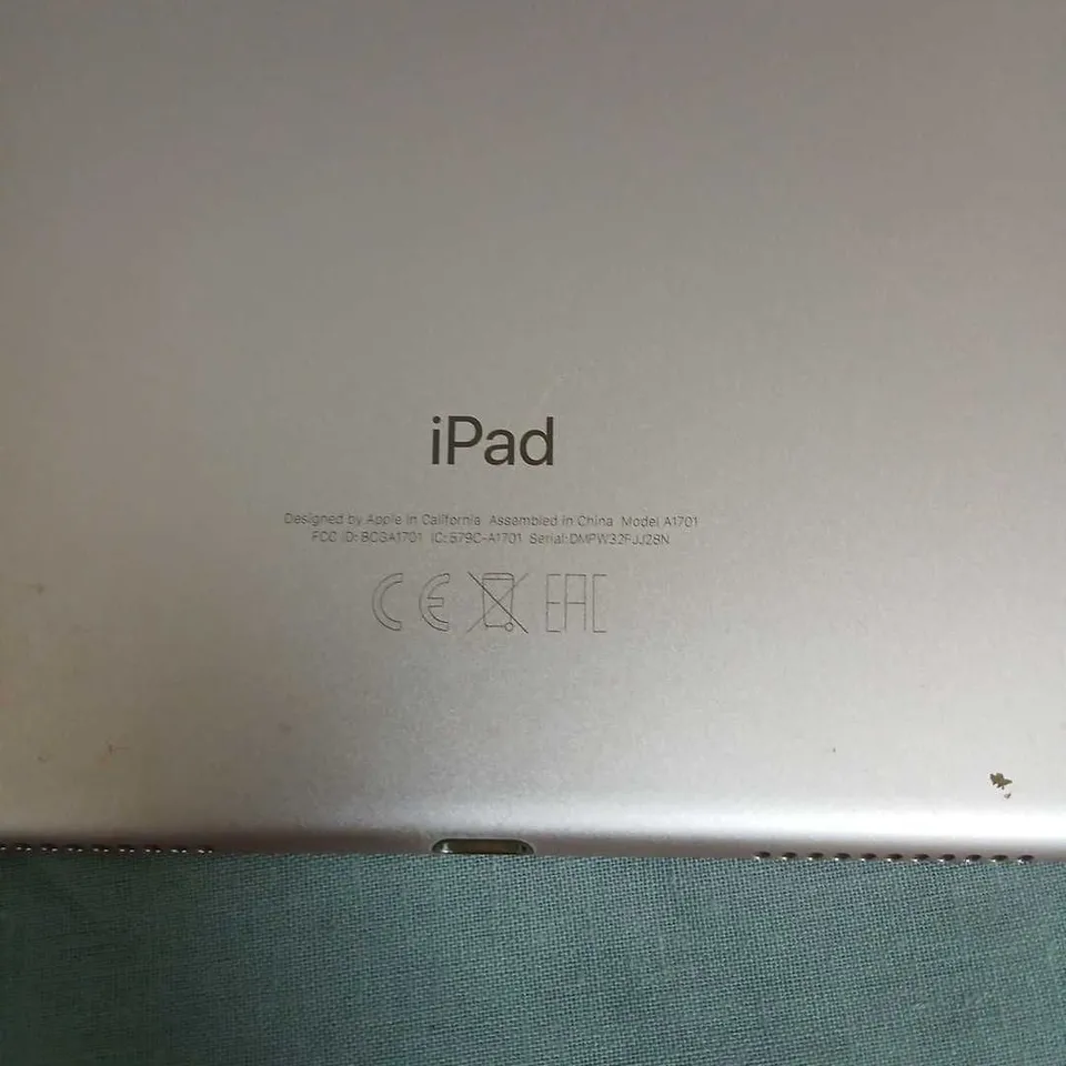 APPLE IPAD – SILVER TABLET, MODEL A1701