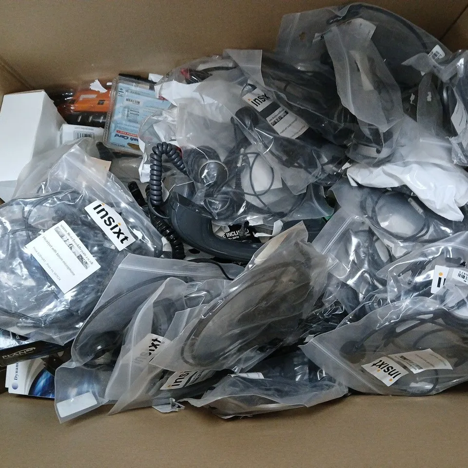 APPROXIMATELY 30 ASSORTED ELECTRICAL GOODS TO INCLUDE TRIPLE USB CAR CHARGER, BELKIN USB ANYWHERE, AND MUSIC MINI SPEAKERS ETC. - COLLECTION ONLY 