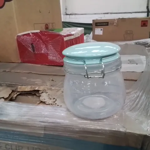 PALLET CONTAINING LARGE QUANTITY OF GLASS JARS
