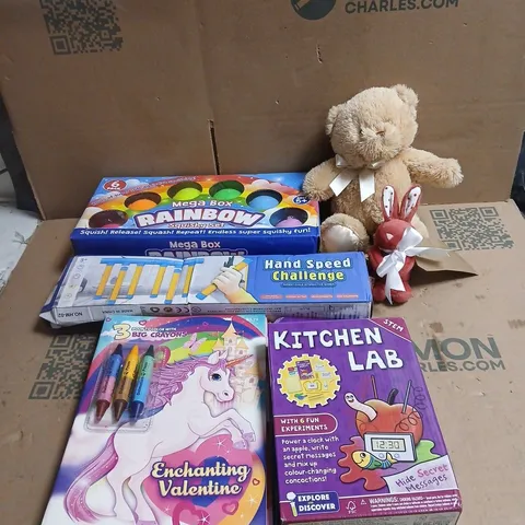 BOX OF APPROXIMATELY 30 ASSORTED TOYS/GAMES TO INCLUDE RAINBOW SQUISHY SET, TEDDY BEAR, COLOURING BOOKS, HAND SPEED CHALLENGE GAME ETC