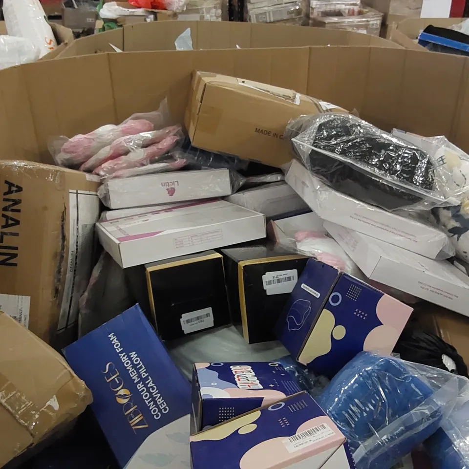 PALLET OF ASSORTED ITEMS INCLUDING: BEDDING,  CUSHIONS, BABY ITEMS