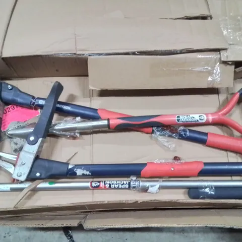 BOX CONTAINING A SELECTION OF SPEAR AND JACKSON GARDEN TOOLS [BROKEN]