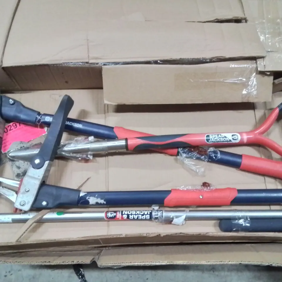BOX CONTAINING A SELECTION OF SPEAR AND JACKSON GARDEN TOOLS [BROKEN]