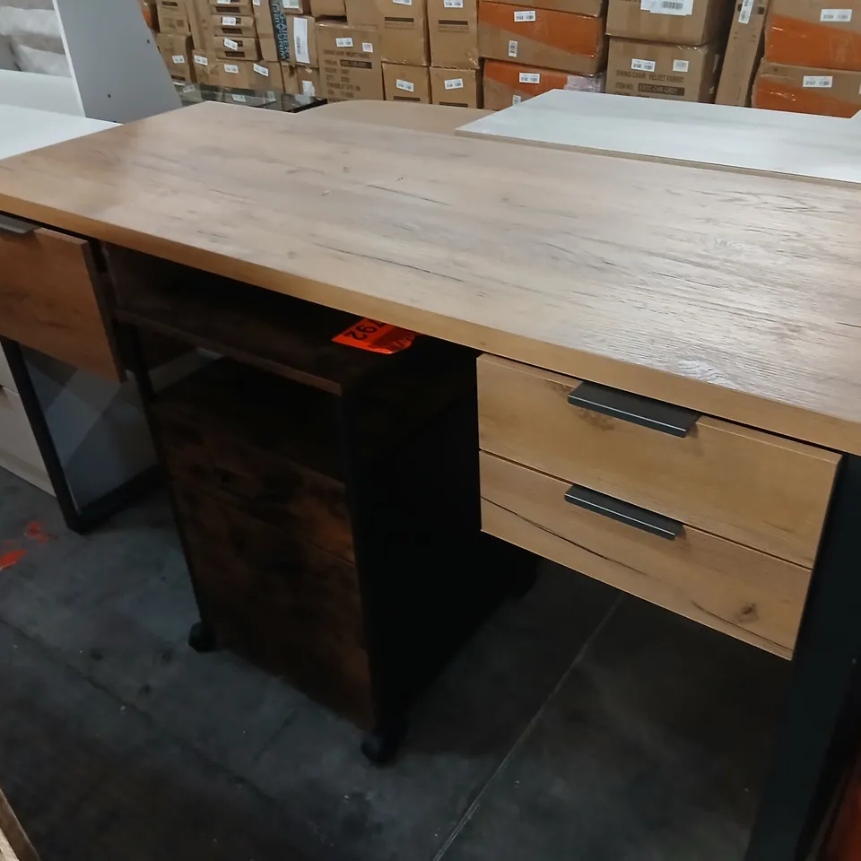 APOGEE HEART OAK DESK