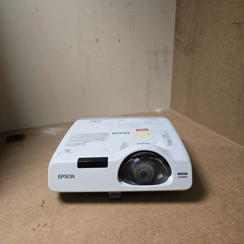 EPSON LCD PROJECTOR – MODEL H672B