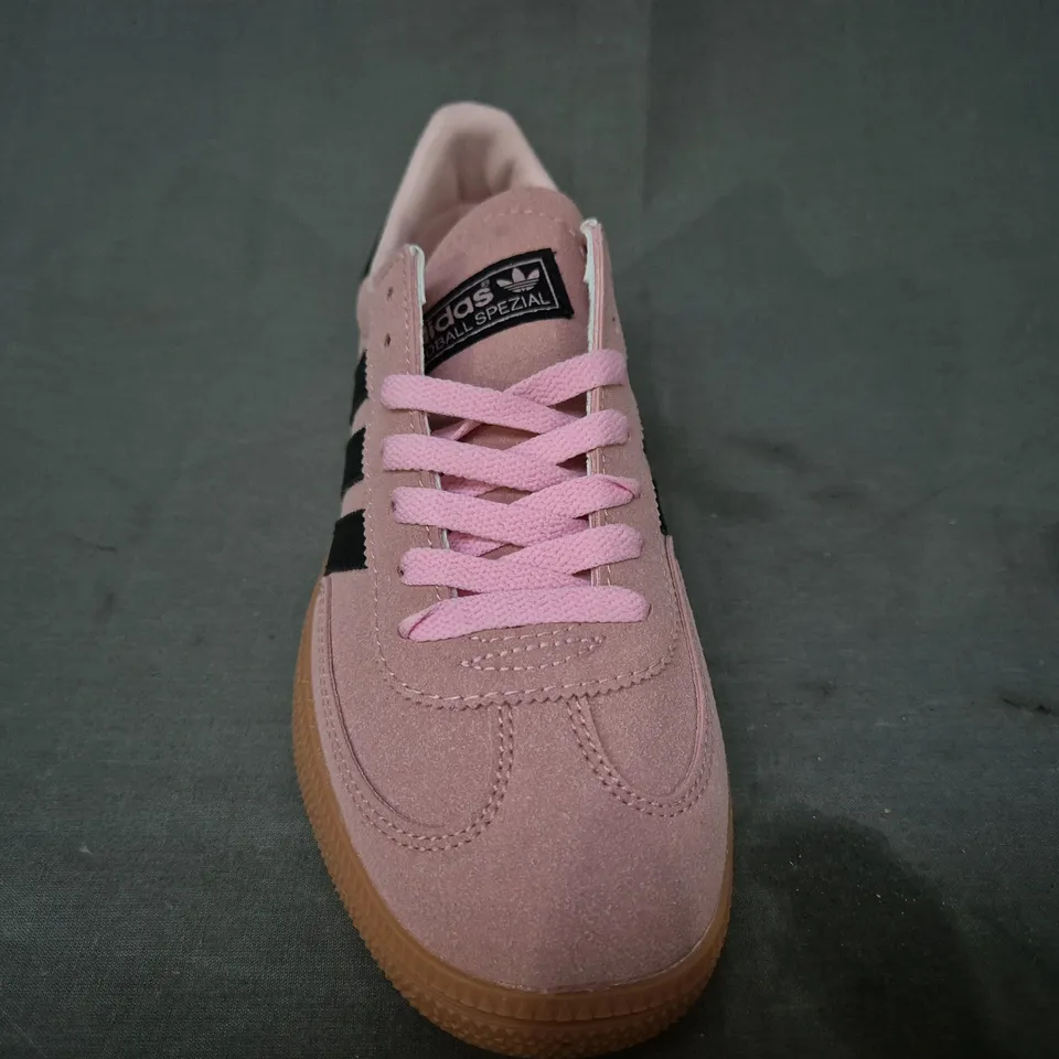 BOXED PAIR OF ADIDAS HANDBALL SPEZIAL SHOES IN PINK/BLACK UK SIZE 6.5