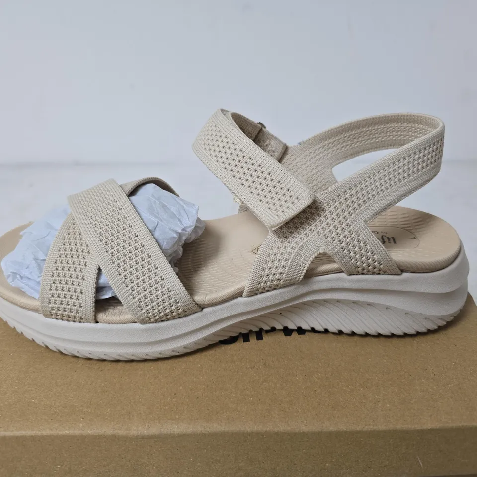 BOXED LIFESTYLE CUSHION WALK STEPH SANDALS, BEIGE - SIZE 7