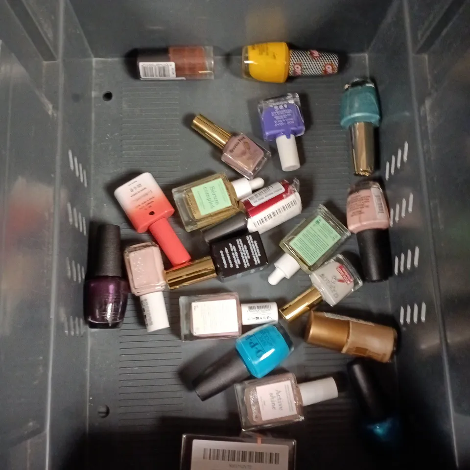 APPROXIMATELY 20 BOTTLES OF NAIL VARNISH TO INCLUDE OPI, GLITTERBELS AND RIMMEL