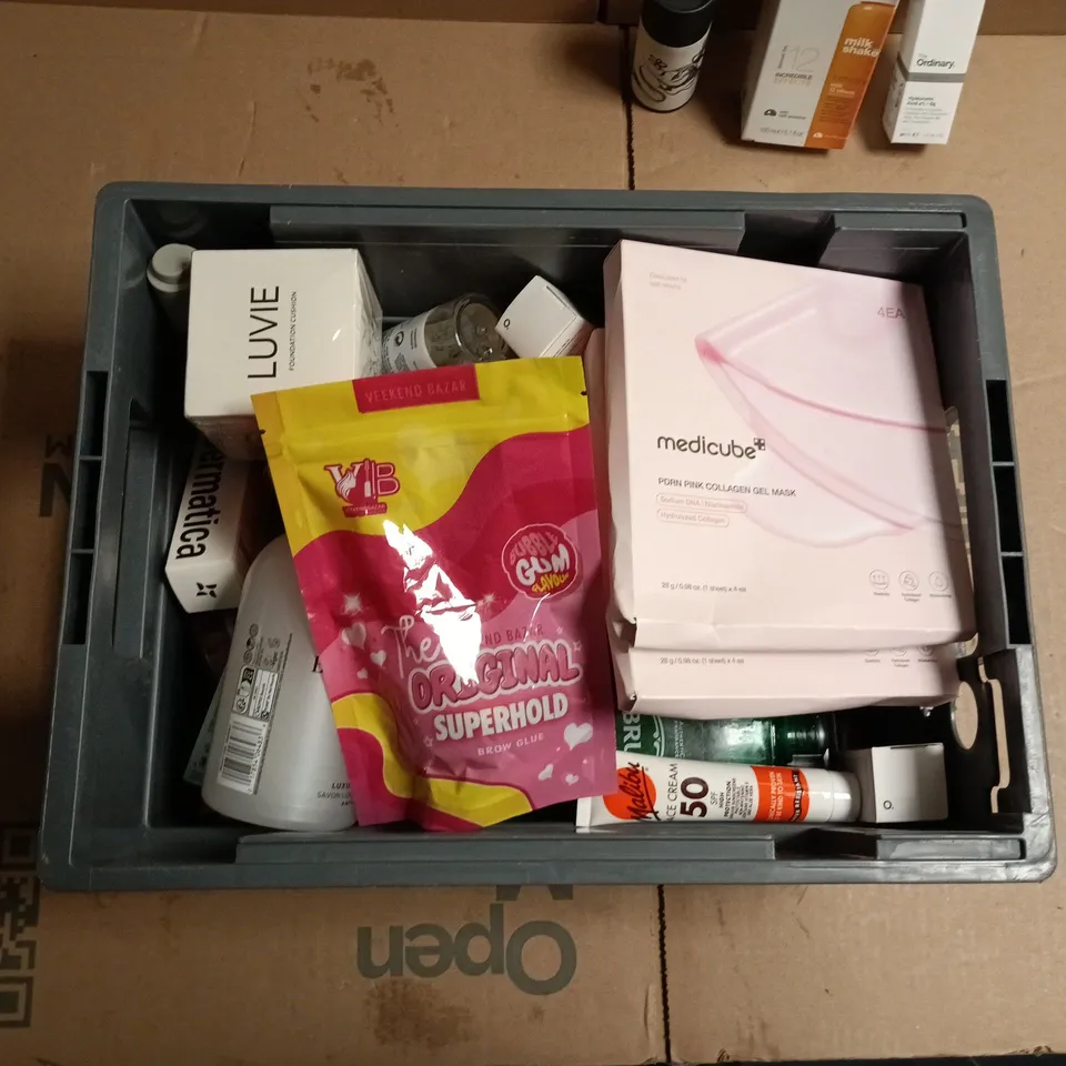 APPROXIMATEY 20 ASSORTED HEALTH AND BEAUTY PRODUCTS TO INCLUDE THE ORDINARY HYALURONIC ACID, THE INK BALM TATTOO BALM, MILK SHAKE LEAVE IN HAIR TREATMENT ETC 