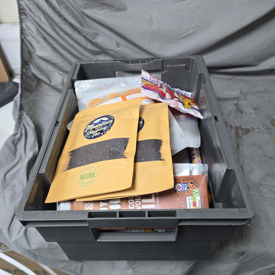 TOTE OF APPROXIMATELY 20 ASSORTED FOOD AND DRINK ITEMS TO INCLUDE DRIED MANGO, HARIBO, WILD BLUEBERRY TEA, CHOCOLATE MILK ETC