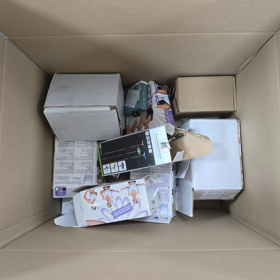 LARGE QUANTITY OF ASSORTED ITEMS TO INCLUDE PUSH LIGHTS, LED SOLAR GARDEN TORCH, PRINTED STAINLESS STEEL WATER BOTTLE, ETC - COLLECTION ONLY