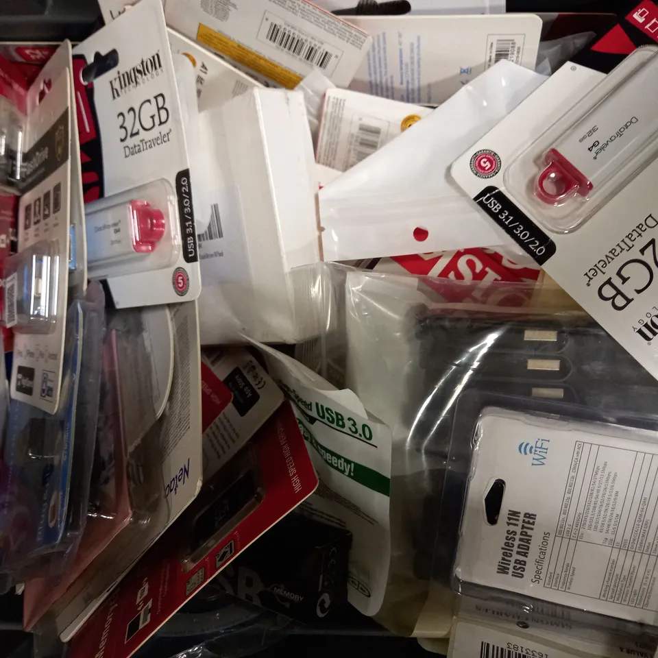LOT OF APPROXIMATELY 50 ASSORTED MEMORY CARDS