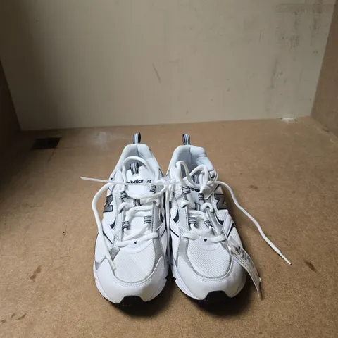 NEW BALANCE WHITE TRAINERS WITH NAVY ACCENTS - UK SIZE 9