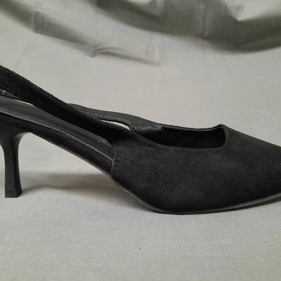 BOXED PAIR OF DESIGNER CLOSED TOE LOW HEEL SHOES IN BLACK EU SIZE 40