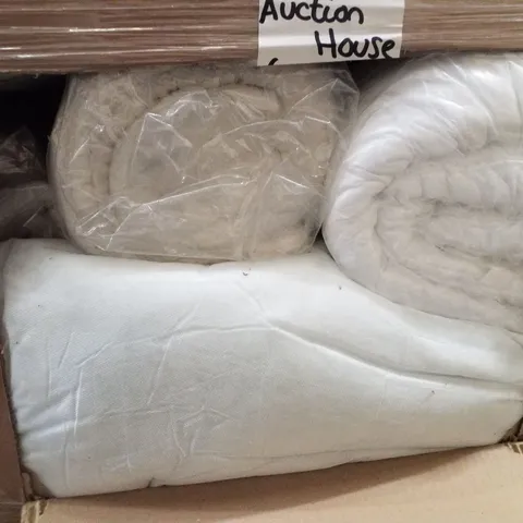 PALLET CONTAINING ASSORTED BEDDING INCLUDING PILLOWS & DUVETS