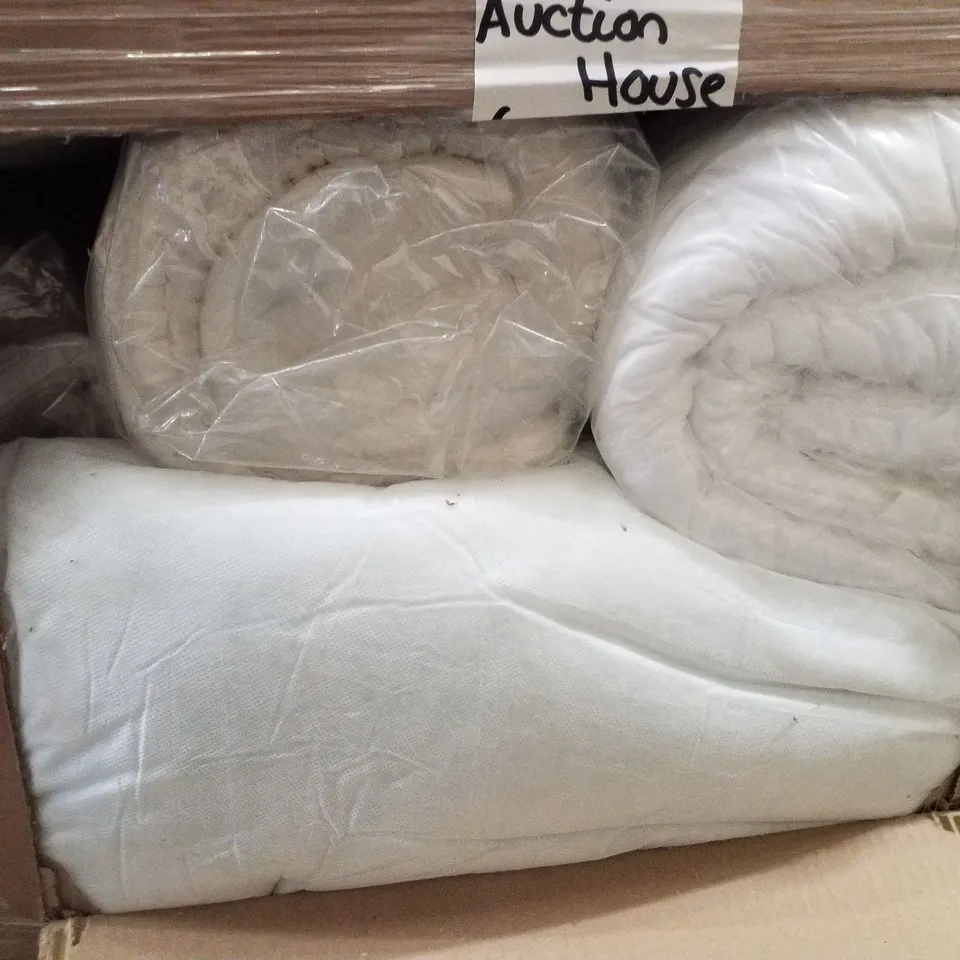 PALLET CONTAINING ASSORTED BEDDING INCLUDING PILLOWS & DUVETS