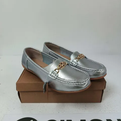 JO & JOE KASBAH SILVER LOAFERS – UK 8