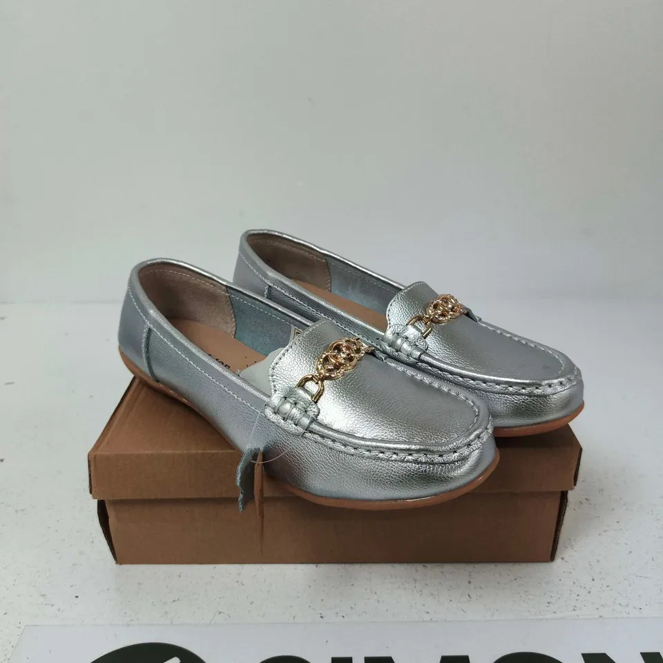 JO & JOE KASBAH SILVER LOAFERS – UK 8