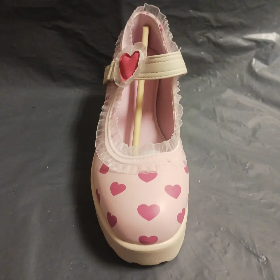 BOXED PAIR OF MELANIE MARTINEZ X KOI CHUNKY BLOCK HEEL SHOES IN PINK W. HEART DESIGN SIZE 6