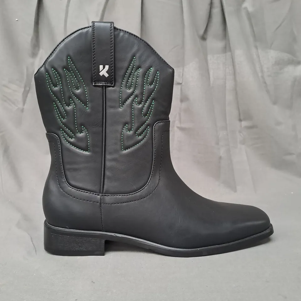 BOXED PAIR OF KOI VEGAN BROKEN BRONCO MEN'S GREEN FLAME COWBOY BOOTS IN BLACK UK SIZE 8