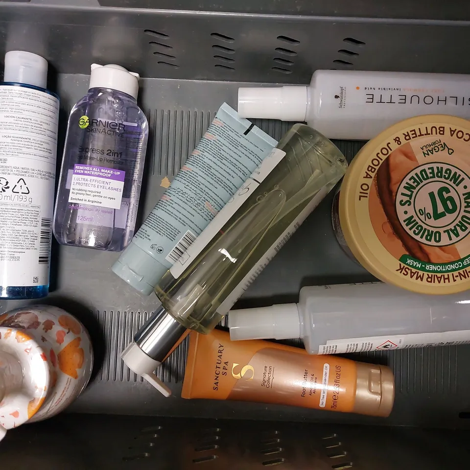 BOX OF APPROX 15 COSMETIC ITEMS TO INCLUDE FRESH BODY LOTION, CHILDS FARM HAIR AND BODY WASH, VWR STERILE SODIUM THIOSULPHATE