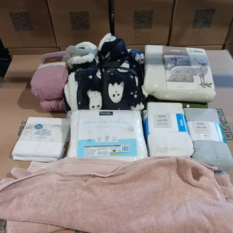 BOX OF APPROXIMATELY 15 ASSORTED BEDDING AND SOFT FURNISHING ITEMS TO INCLUDE - DUVET SETS, FITTED SHEETS, AND TOWELS ETC.