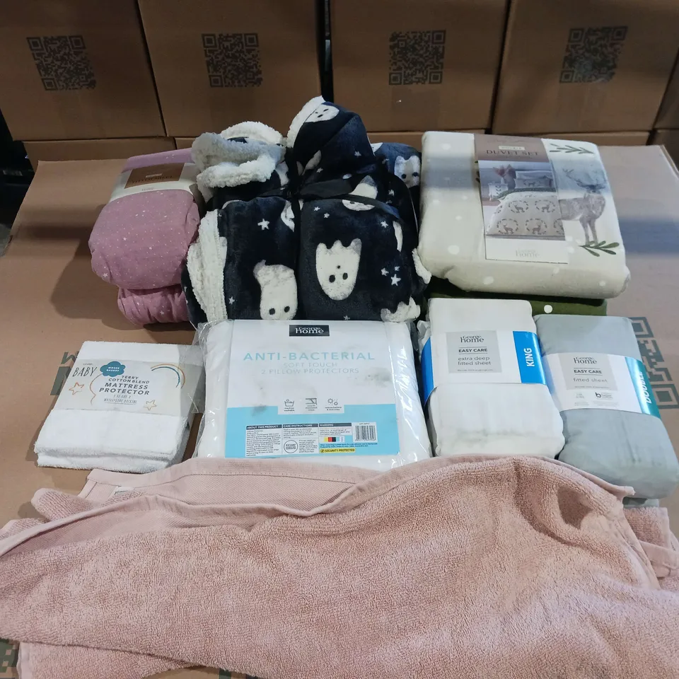 BOX OF APPROXIMATELY 15 ASSORTED BEDDING AND SOFT FURNISHING ITEMS TO INCLUDE - DUVET SETS, FITTED SHEETS, AND TOWELS ETC. 
