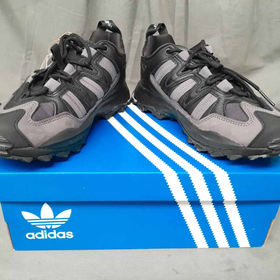 BOXED PAIR OF ADIDAS HYPERTURF SHOES IN BLACK UK SIZE 7