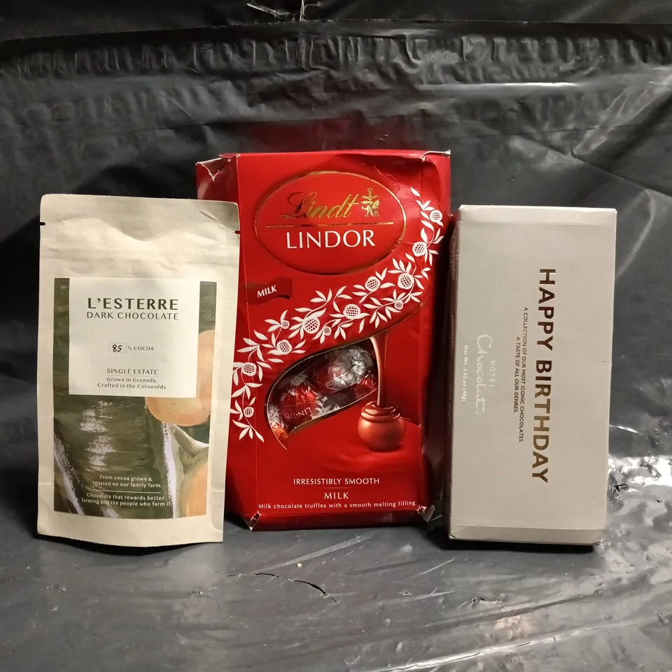 APPROXIMATELY 10 ASSORTED FOOD AND DRINK ITEMS TO INCLUDE LINDT LINDOR, HOTEL CHOCOLAT, ETC