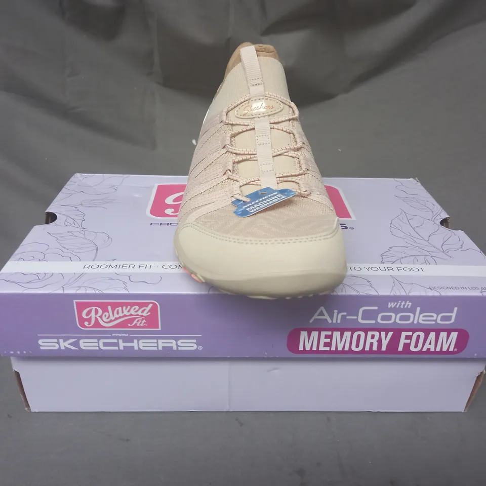BOXED PAIR OF SKECHERS TRAINERS IN CREAM SIZE 7