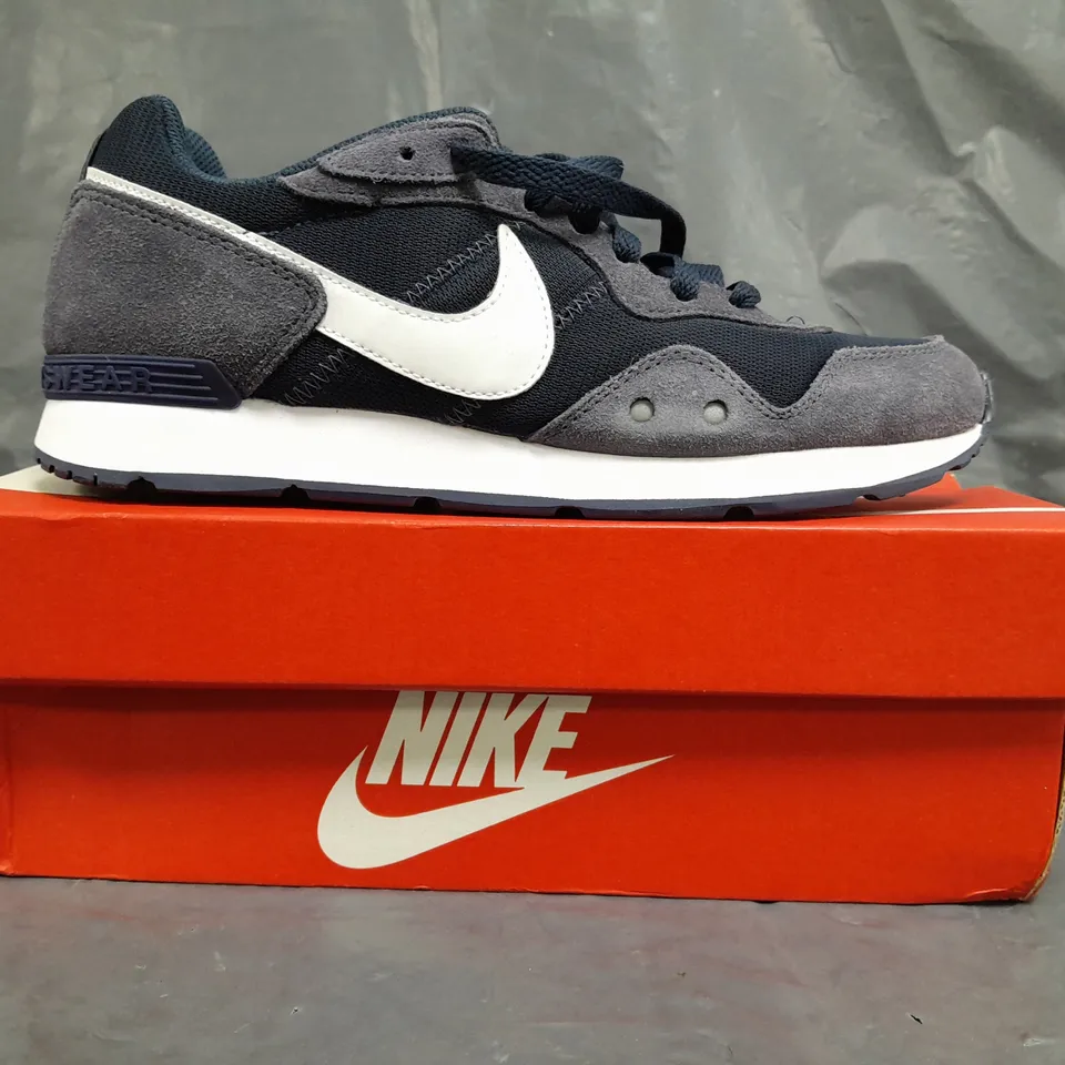 BOXED PAIR OF NIKE VENTURE RUNNER TRAINERS IN NAVY/WHITE UK SIZE 6.5